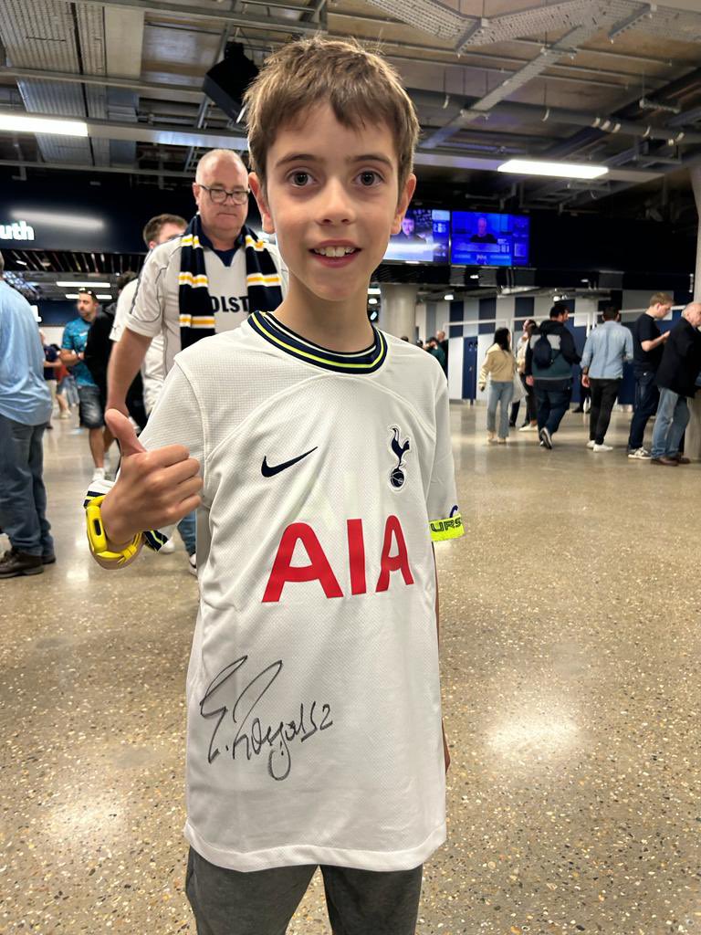 James_a_clark's tweet photo. @Emerson_Royal22 THANK YOU!!! OBRIGADO!! 🇧🇷🇧🇷🇧🇷#COYS https://t.co/OX8YMiDFUd