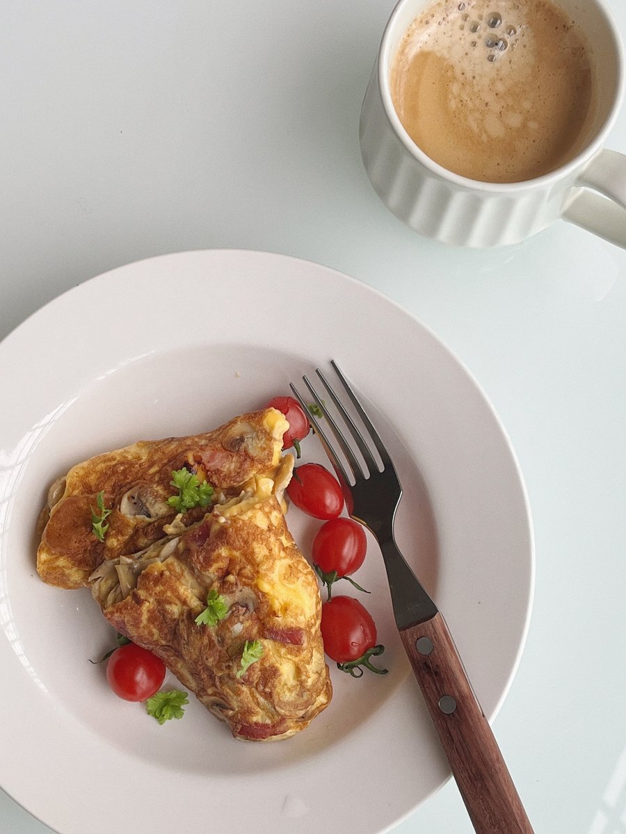 The balanced combination of nutritious breakfast will be more reasonable. but it sure tastes good
#KetoBreakfast #LowCarbEating #HealthyEating #DeliciousRecipes #EggLovers #BaguetteSandwich #SunnySideUp #HamLover #ArugulaSalad #FreshFlavors #crustybread