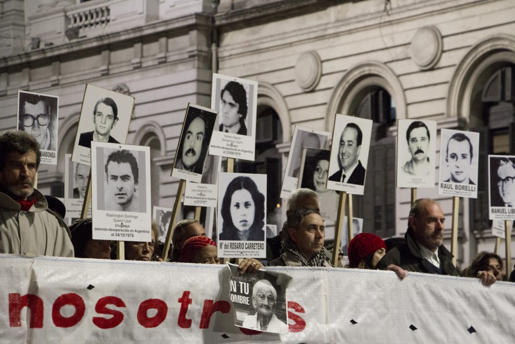 🌼 En el día de la #MarchaDelSilencio2023,  compartimos a continuación algunos de los aportes y actividades realizados en la #Udelar, vinculados a la memoria y a la búsqueda de las personas detenidas desaparecidas en la última dictadura cívico-militar de Uruguay.

👇 Abrimos 🧵