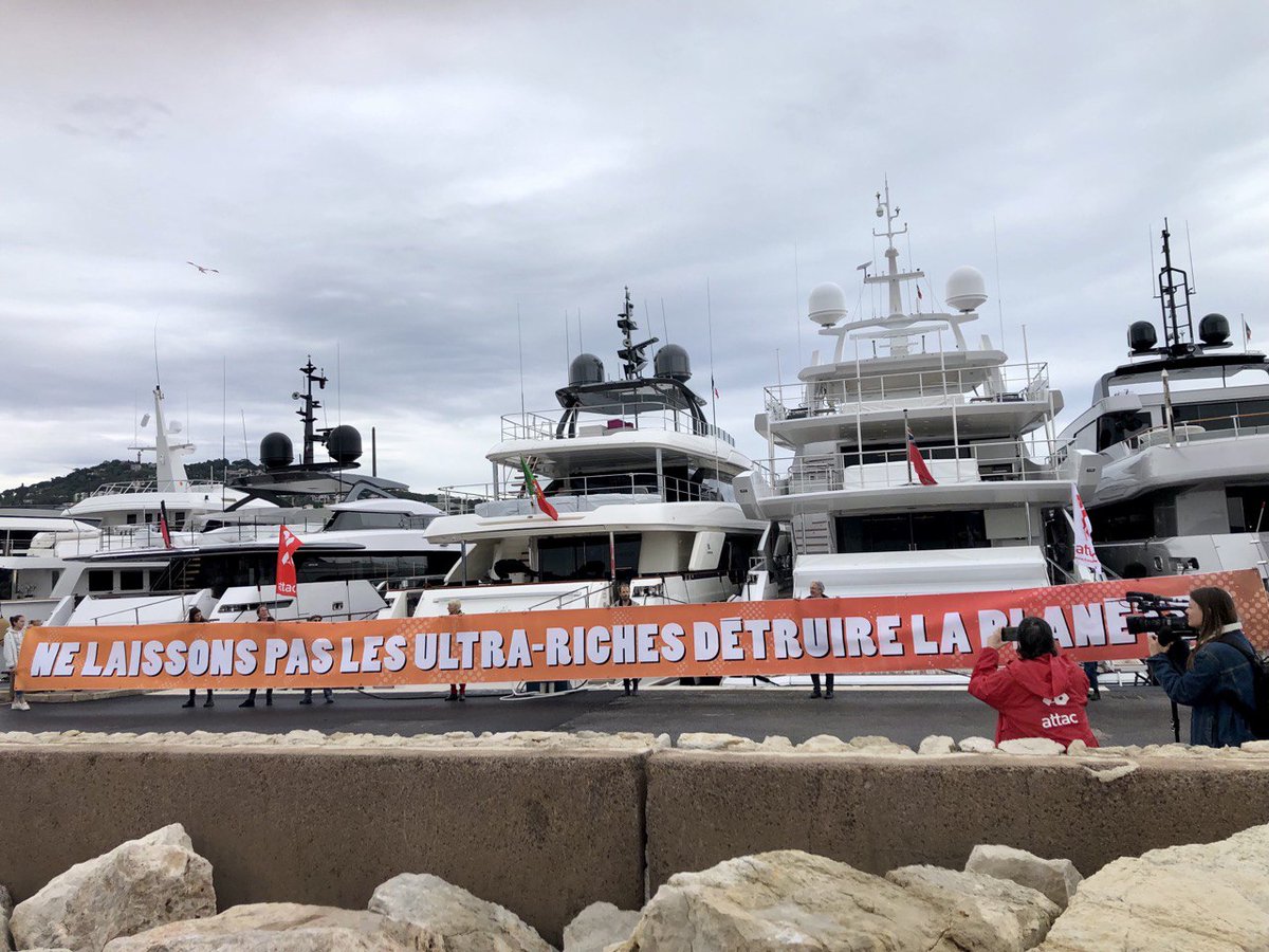 attac_fr's tweet photo. [ACTION 🔥]
15 activistes d'Attac ont déployé une banderole géante « Ne laissons pas les ultra-riches détruire la planète » à Port Canto, à Cannes, afin de dénoncer le mode de vie des ultra-riches, irresponsable et déconnecté des enjeux du dérèglement climatique. https://t.co/oVGYv457c2