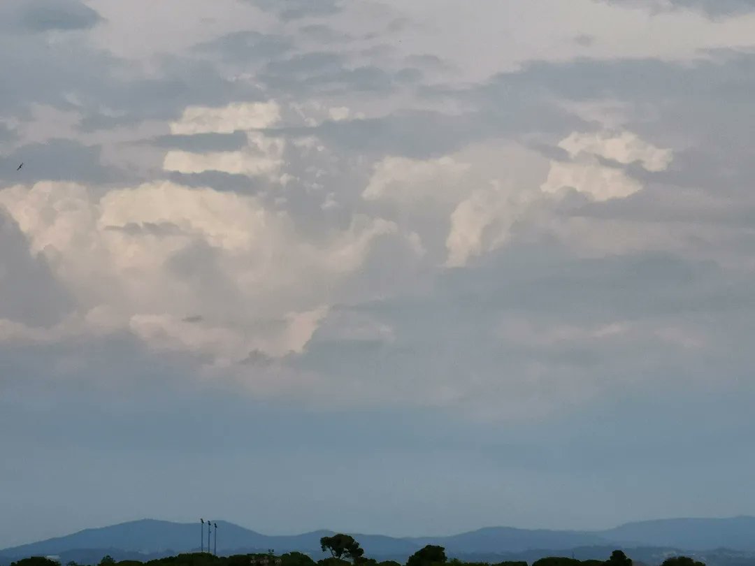 meteoecovisual's tweet photo. #cumulonímbus #calvus hacia el NW y W desde #santboi
#santboidellobregat
#BaixLlobregat
#meteofoto
#fotometeo
#lluvia #nubes
#cielos #cielo
#tormenta #tormentas
#cazatormentas
#stormchaser
#stormchasers
#meteorología
#observadormeteorologico https://t.co/AxXhD7rcLA