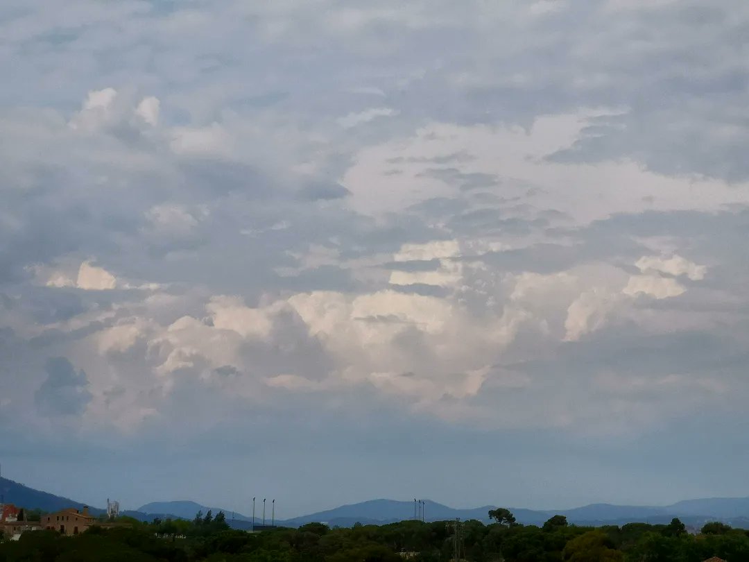 meteoecovisual's tweet photo. #cumulonímbus #calvus hacia el NW y W desde #santboi
#santboidellobregat
#BaixLlobregat
#meteofoto
#fotometeo
#lluvia #nubes
#cielos #cielo
#tormenta #tormentas
#cazatormentas
#stormchaser
#stormchasers
#meteorología
#observadormeteorologico https://t.co/AxXhD7rcLA