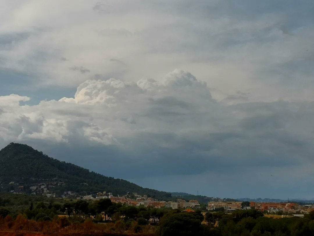 meteoecovisual's tweet photo. #cumulonímbus #calvus hacia el NW y W desde #santboi
#santboidellobregat
#BaixLlobregat
#meteofoto
#fotometeo
#lluvia #nubes
#cielos #cielo
#tormenta #tormentas
#cazatormentas
#stormchaser
#stormchasers
#meteorología
#observadormeteorologico https://t.co/AxXhD7rcLA