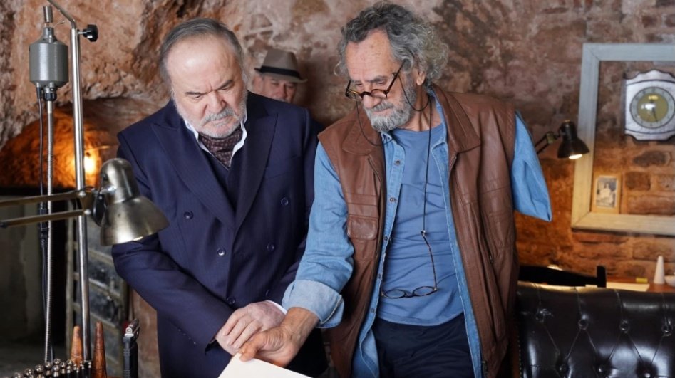 Evlilik henüz yeşeren bir dal gibidir
Eğer özen gösterirseniz o dallara kuşlar konar meyveleriniz olur, gölgeniz büyür sevdikleriniz çoğalir. Amma ertelerseniz her şey kurur çürür gider yok etmek çok kolay asil olan uğruna savaşa bileceğiniz sevgiyi var ede bilmek😉 #yalıcapkını