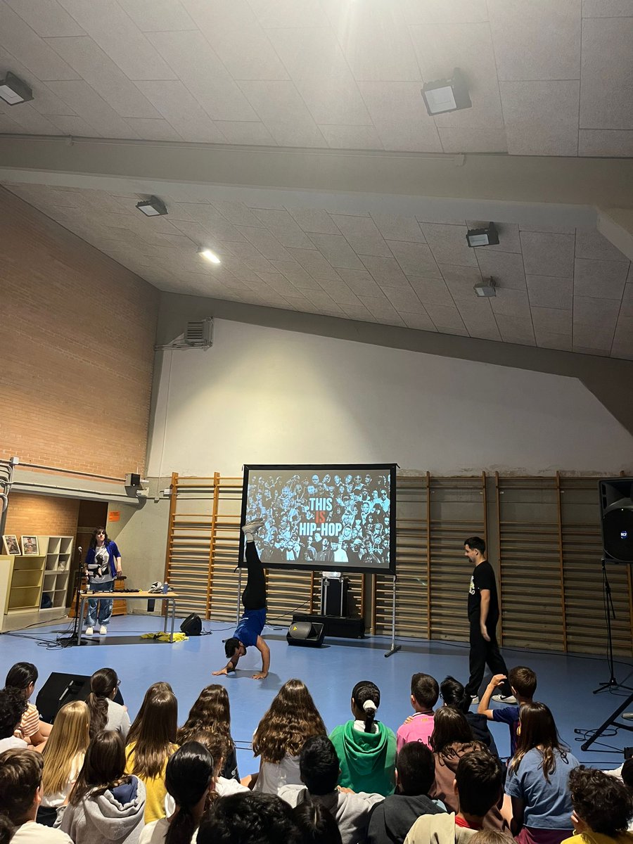 Ahir divendres els infants de 4t, 5è i 6è van gaudir d’un espectacle sobre la cultura Hip Hop al gimnàs de l’escola. Van aprendre molt, van participar i van quedar bocabadats i bocabadades 👌🏾🎵Gràcies 
<a href="/bat_audicions/">BAT AUDICIONS</a> <a href="/mind/">d</a>.dancer , sou uns cracks!👏🏽 
#escolacollserola