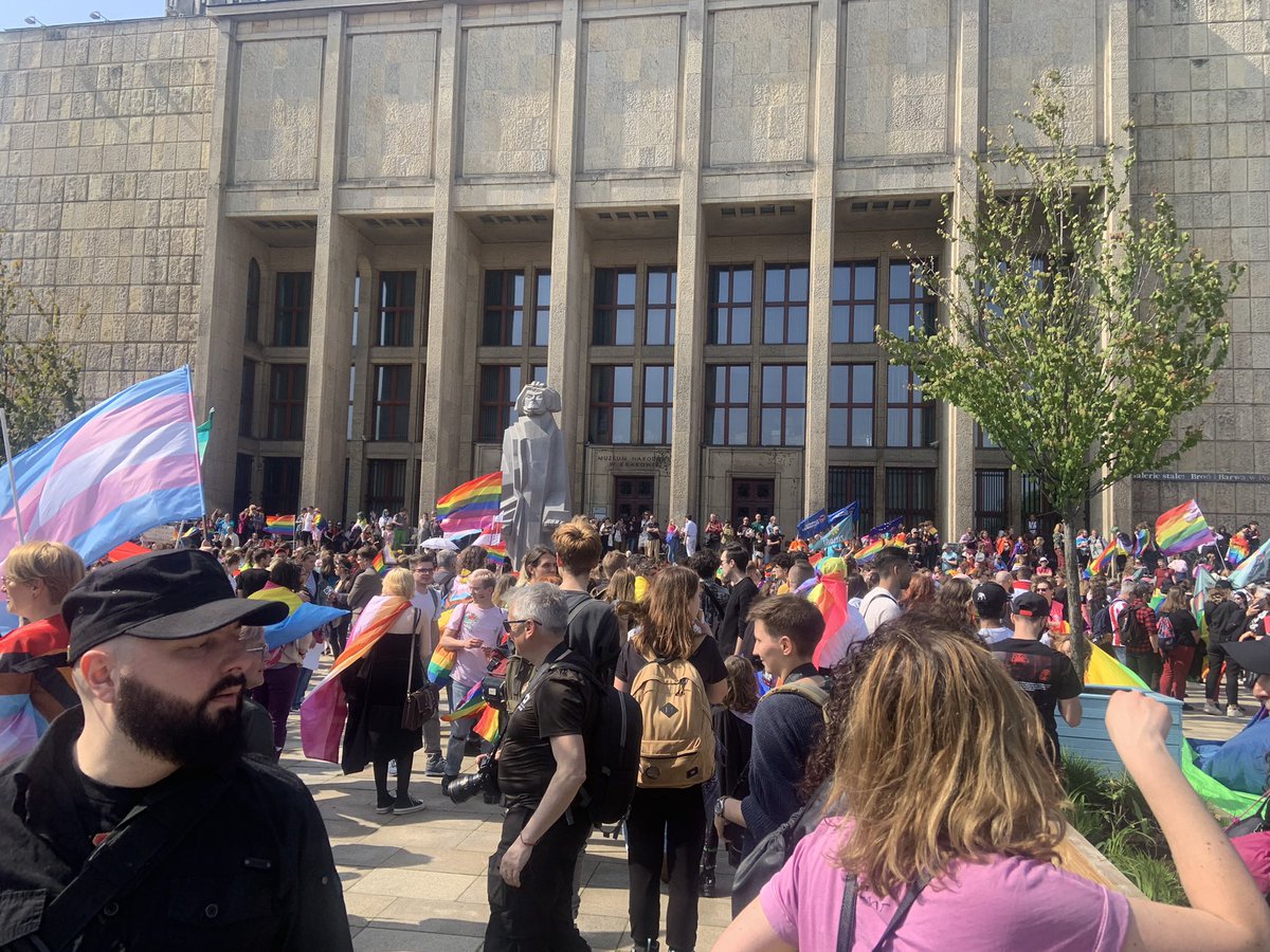 Dzisiaj i każdego dnia jesteśmy za równością i tolerancją! 
Always and forever - equality and tolerance! 
#MarszRownosci 
🏳️‍🌈🇵🇱🇪🇺❤️ #EUValues #LGBTIQA 
@QueerowyMaj