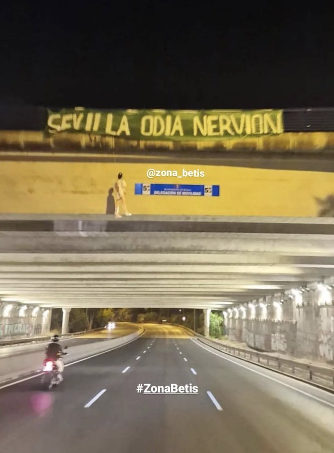 santi_mora's tweet photo. Giro de los acontecimientos. La policia duda que esto sea obra de aficionados béticos.
Media hora ha estado ahí la pancarta y ni se ha roto ni ha salido volando... https://t.co/uBNtzfrpvC