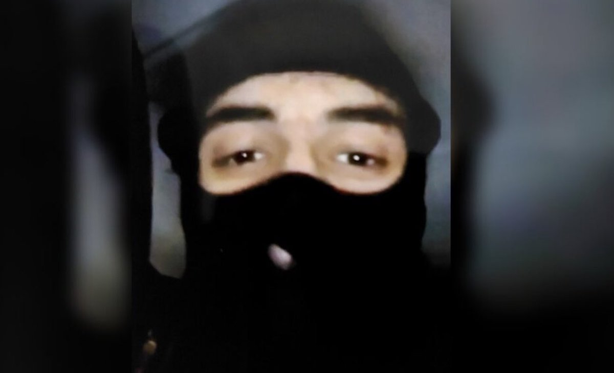 Mediavenir's tweet photo. 🇫🇷 FLASH - Mattéo, 18 ans, a été mis en examen pour 3 assassinats récents survenus à #Marseille. Les enquêteurs le soupçonnent d'être impliqué dans "6 ou 7" autres règlements de compte survenus dans la cité phocéenne, pour lesquels il aurait touché 200.000 euros. "Vous avez de la chance que je n'avais pas d'arme sur moi. Autrement je serais mort les armes à la main", a lâché le jeune tueur à gage aux policiers lors de son interpellation. Une source policière décrit l’individu, qui se filmait hilare en allant remplir ses contrats, comme "fasciné par le crime organisé comme d’autres le sont par le djihadisme". (Le Parisien)