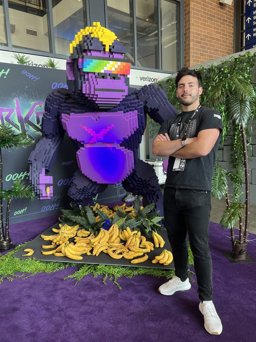 At <a href="/CyberKongz/">CyberKongz</a> 

#ooh #veecon2023