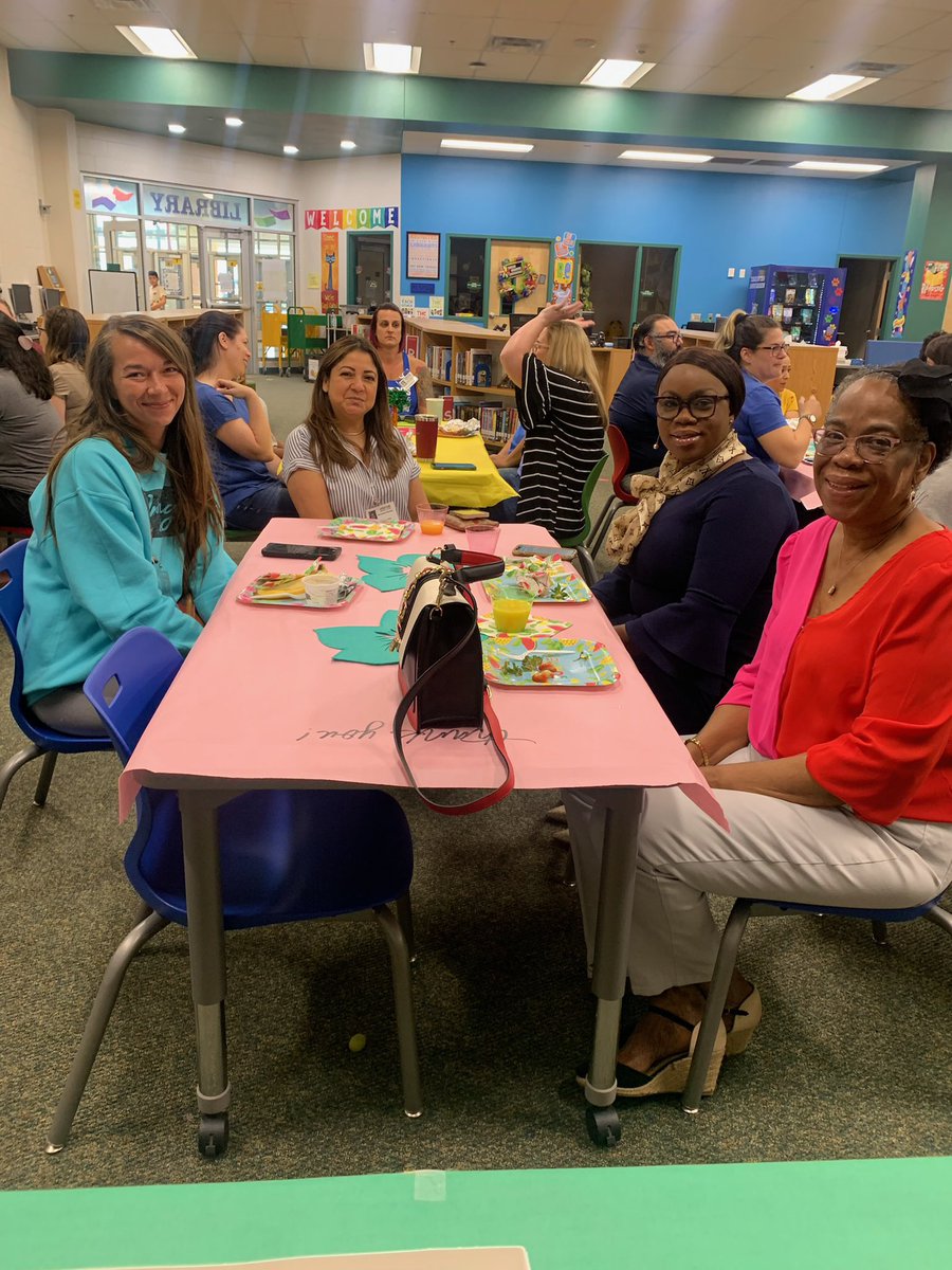 NISDWernli's tweet photo. We 💙our Wildcat Volunteers! @lorimshaw @mrsfeldt5 #WhataWildcat #RootEdWernli https://t.co/nhzjC0gZ7V