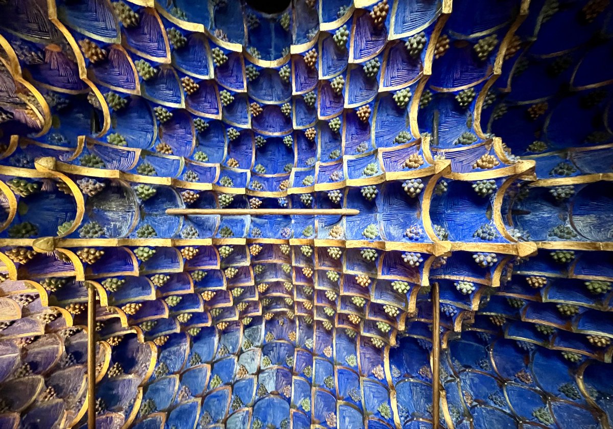 singularia_blog's tweet photo. 🌼🔎 Persianas, barandas, recubrimientos, techos… Ven a la @Casa_Vicens con la curiosidad y la lupa activadas: las texturas que le dan forma dan para obnubilarse por horas.
#VisitBarcelona | #BCNTB | #VistBCNTB | #EdificiosSingulares https://t.co/EgB8fBeJOw