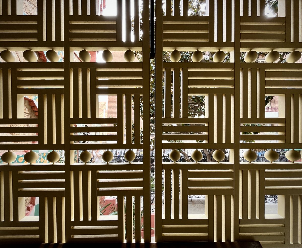 singularia_blog's tweet photo. 🌼🔎 Persianas, barandas, recubrimientos, techos… Ven a la @Casa_Vicens con la curiosidad y la lupa activadas: las texturas que le dan forma dan para obnubilarse por horas.
#VisitBarcelona | #BCNTB | #VistBCNTB | #EdificiosSingulares https://t.co/EgB8fBeJOw