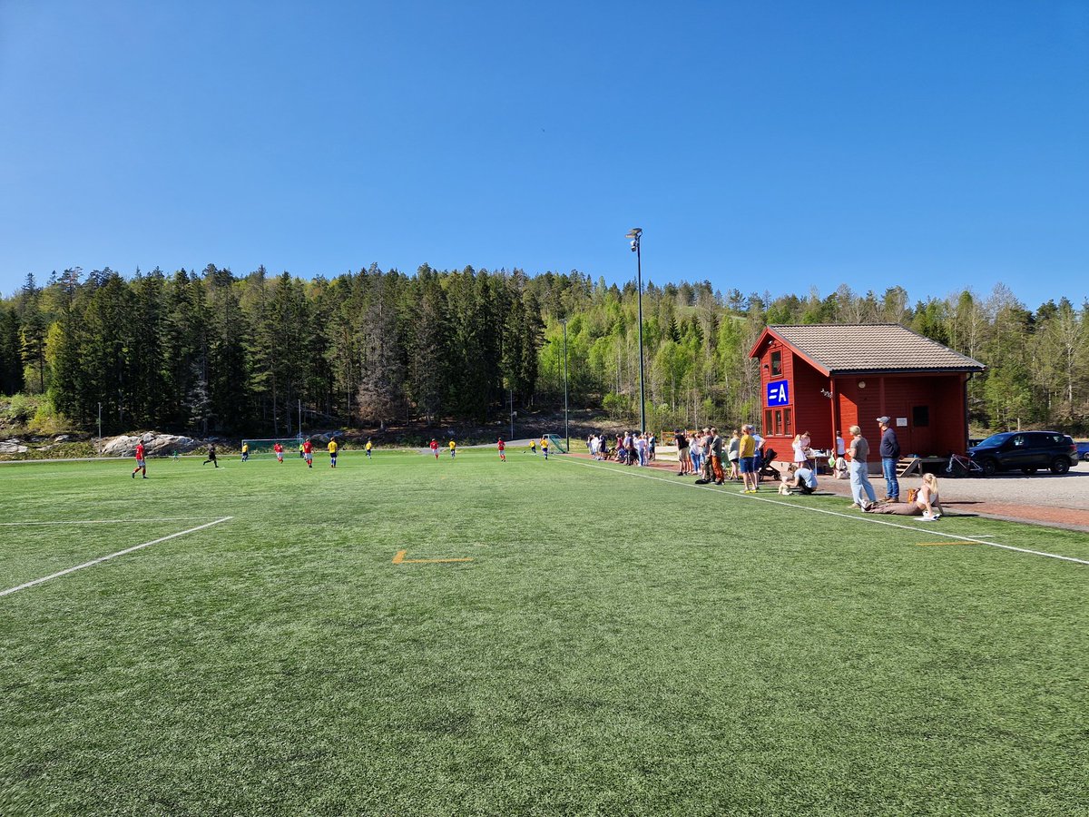 Også match to i dag ble 6. Div Agder 🇧🇻 Denne gang avdeling øst. Elsker de små lokale plassene. Ca 80 tilskuere & åpen kiosk. Nydelig stemning👏 Sørfjell var faktisk på nivå med Jerv i mine yngre dager, men har slitt stort i senere år
Vegårshei IL - Sørfjell IL 1-5
#banehopping