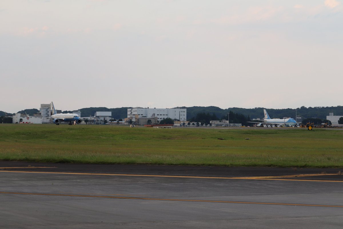 横田基地公開の真っ最中にエアフォースワンが着陸してきてから１年か…あのときはシャッター押す指が震えた。あとB757見れたのも嬉しかった