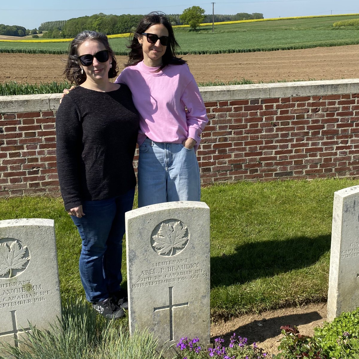 JoyaDonnelly's tweet photo. Retour en famille dans la #Somme au Sunken Road Cemetery @CWGC rendre hommage à notre arrière-grand-oncle le Lieutenant Abel Beaudry du 22e Bataillon 🇨🇦, tombé au combat en 1916 à #Courcelette
#WWI #LetsWeForget #DevoirdeMemoire #1GM #FWW https://t.co/p1qaNRmk6J