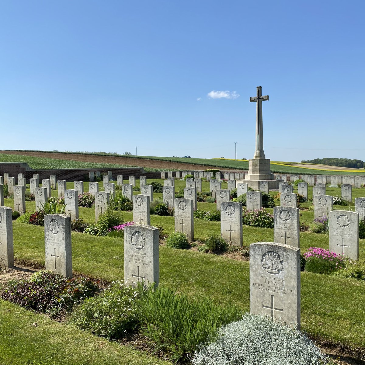 JoyaDonnelly's tweet photo. Retour en famille dans la #Somme au Sunken Road Cemetery @CWGC rendre hommage à notre arrière-grand-oncle le Lieutenant Abel Beaudry du 22e Bataillon 🇨🇦, tombé au combat en 1916 à #Courcelette
#WWI #LetsWeForget #DevoirdeMemoire #1GM #FWW https://t.co/p1qaNRmk6J