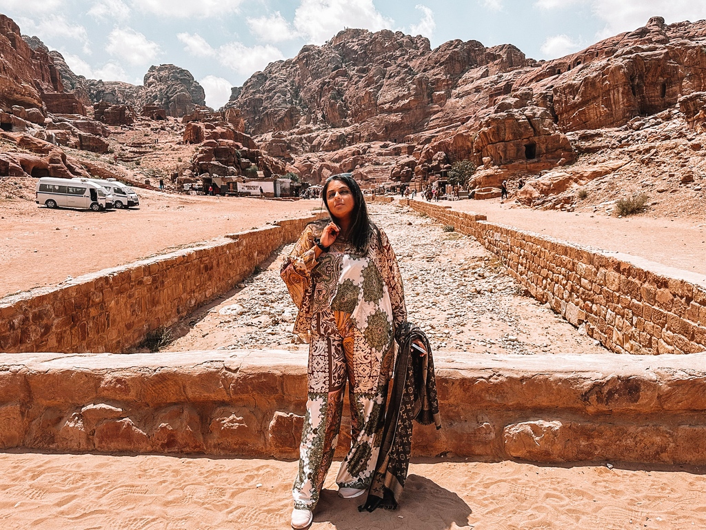 sah3rj's tweet photo. Step into a world of ancient wonder and soak up the intriguing history that permeates the stunning sandstone cliffs of Petra. It's a journey back in time that will leave you breathless and forever changed. #PetraJordan #AncientWonders #TravelGoals https://t.co/KAVk3Ln4xa