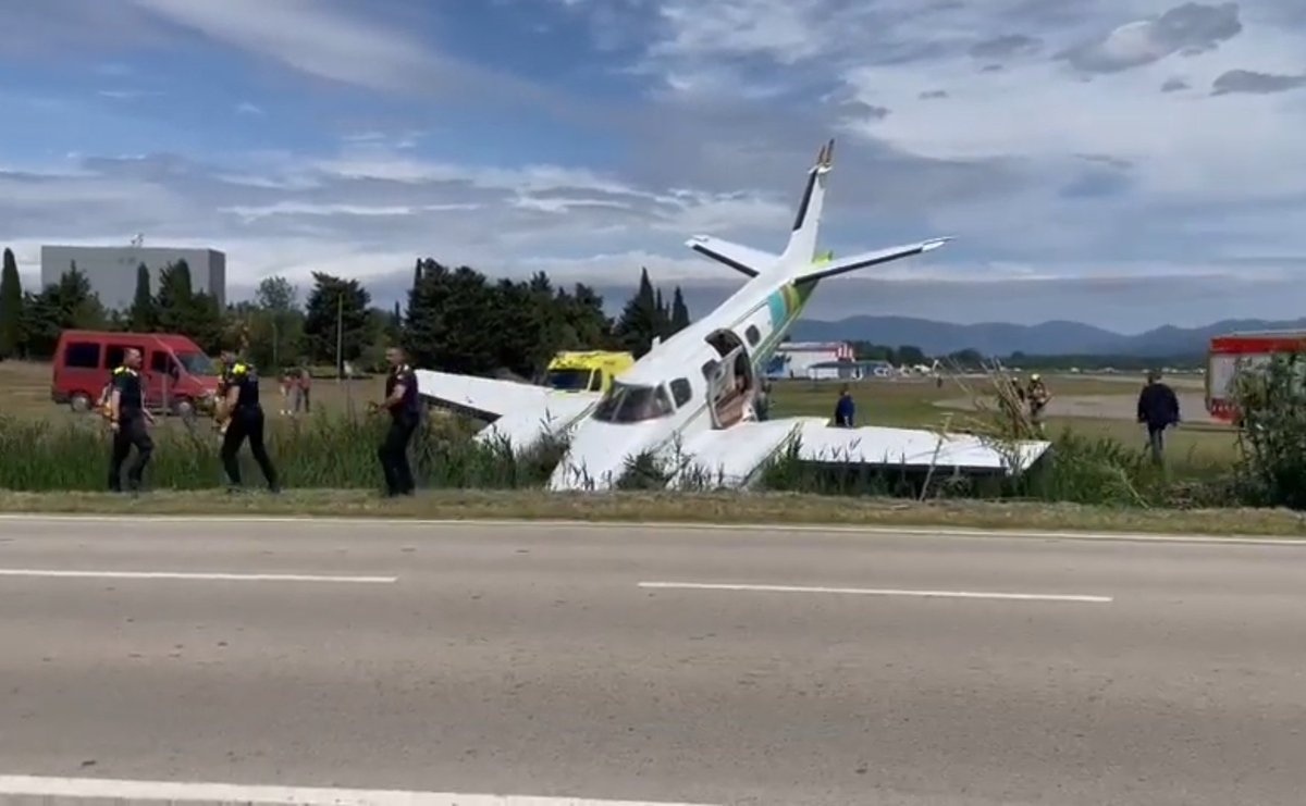 FlightradarCAT's tweet photo. Aquest matí hi ha hagut un altre accident d'aviació a part del del F-18 de Saragossa, una Beech A60 Duke amb matrícula americana s'ha sortit de la pista quan aterrava a Empuriabrava procedent d'Eslovènia. Per sort no hi ha hagut ferits  #transitaeri #transitaericatalunya https://t.co/bq8abtGhdA