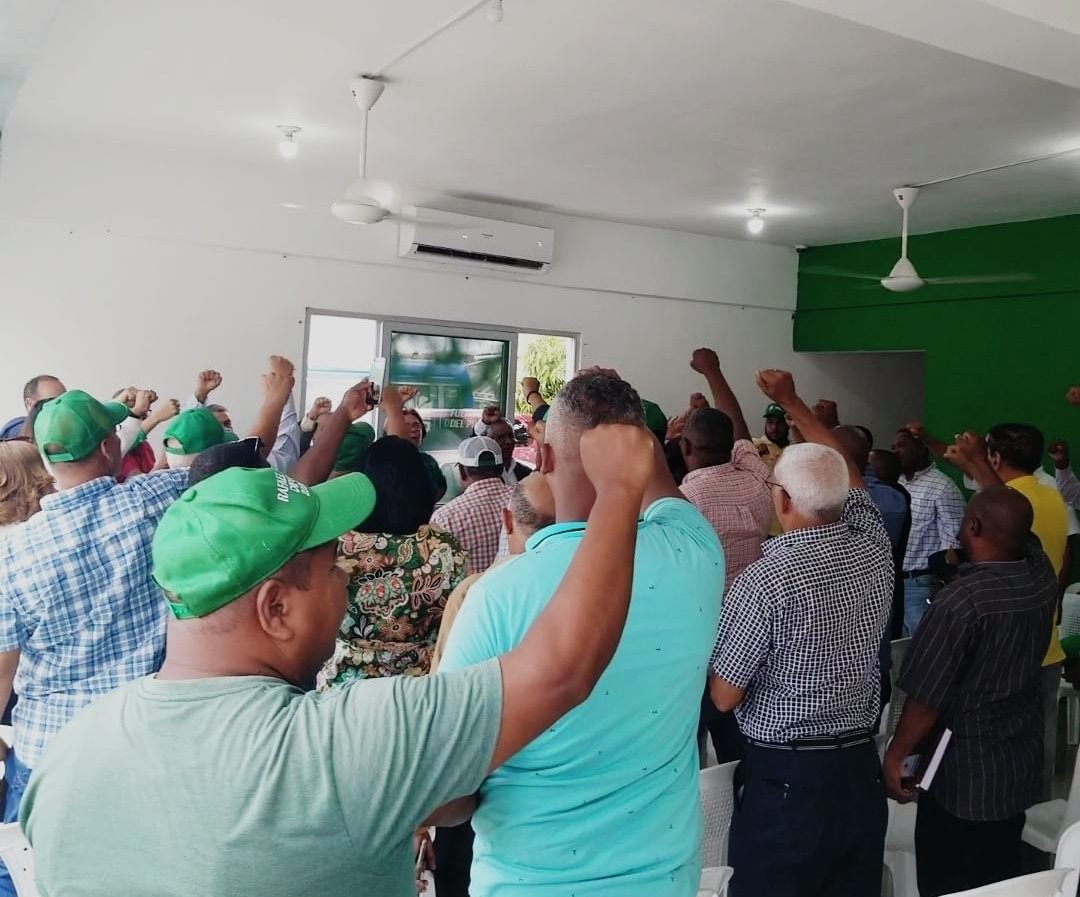 SurunSDE's tweet photo. #FP #LeonelFernandez2024 #AlcaldeSDE #SurunHernandez
Venimos con más fuerza, porque confiamos en que la Victoria se acerca.
"Surun Hernández próximo Alcalde en Santo Domingo Este". https://t.co/Ex9xzFNGyQ