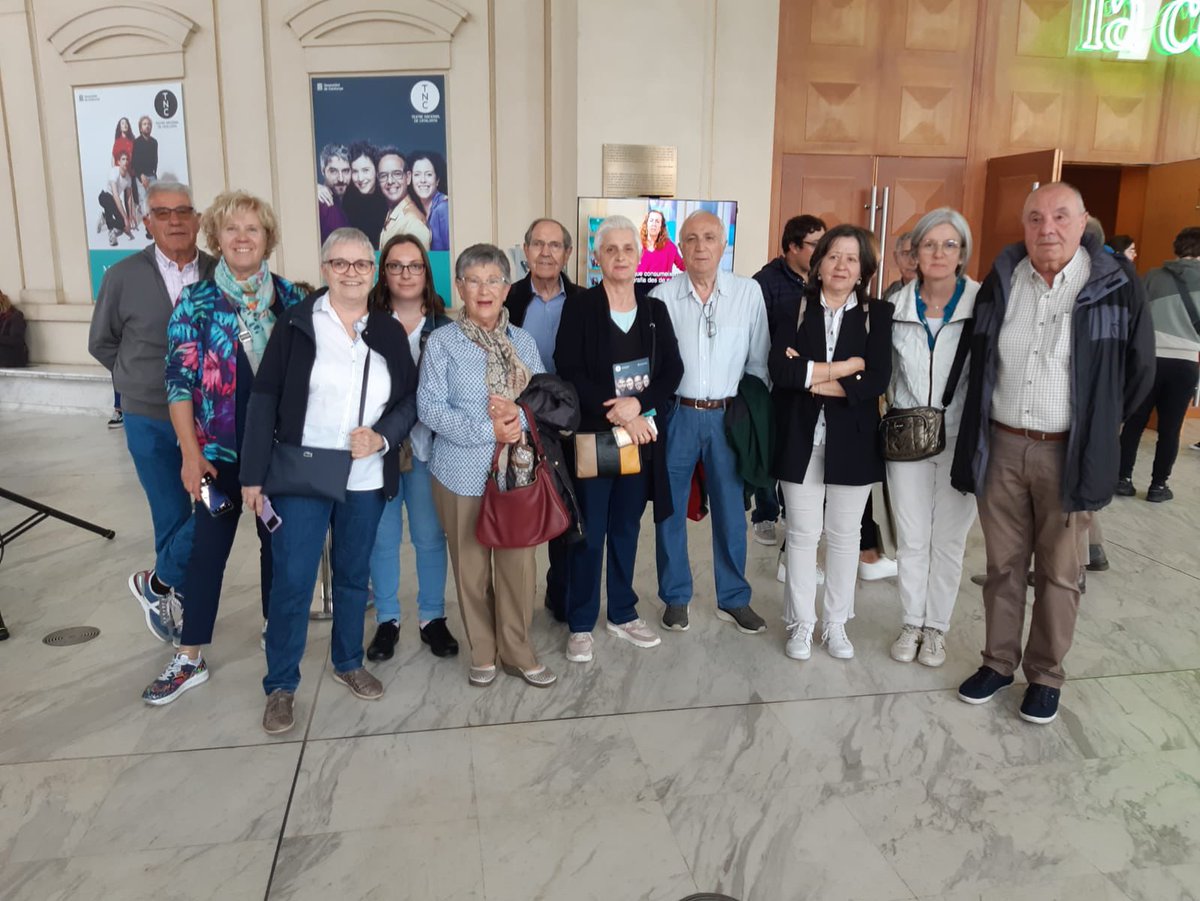 biblioartesa's tweet photo. La @biblioartesa participa en el programa #llegirelteatre de @bibliotequescat hem anat a veure El temps i els Conway al @teatrenacional 
@bibliotequeslle https://t.co/wOPrczbqVk