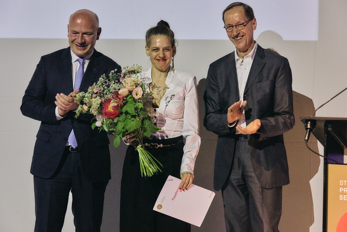 seehandlung's tweet photo. "Sie will trennendes überwinden – auch zwischen Autorin, Bühne und Publikum. Sie will eine echte Gemeinschaft herstellen." So @kaiwegner Regierender Bürgermeister @RegBerlin und Stiftungsratsvorsitzender über die Preisträgerin #SivanBenYishai des diesjährigen #TheaterpreisBerlin. https://t.co/N8e6lp7lfc
