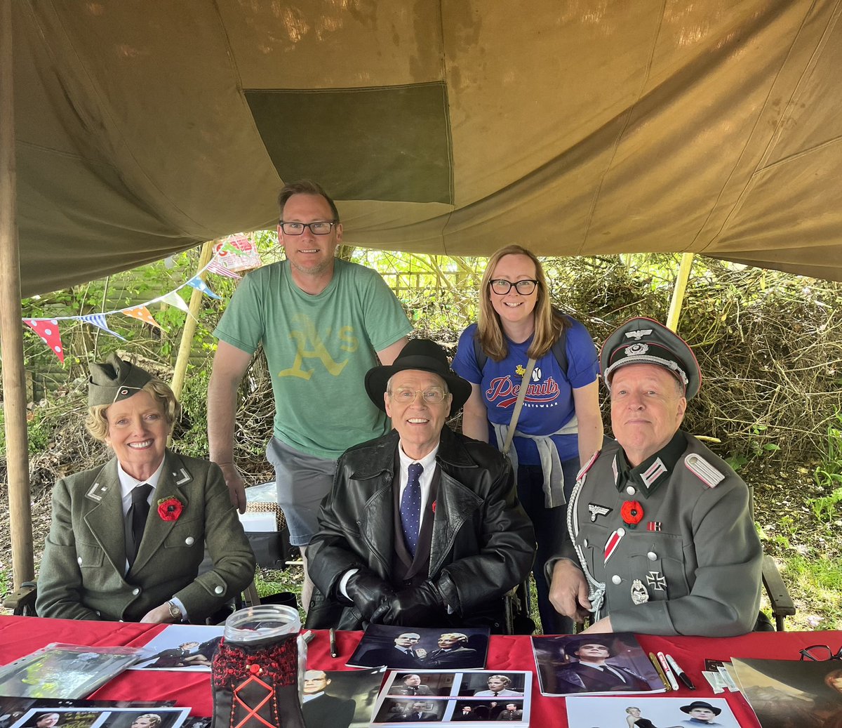 MrsOleary1814's tweet photo. 1940s Weekend in Haworth under blue skies 🇬🇧 #1940sWeekend #Haworth #BlueSkies #FamilyTime #CelebrationWeekend https://t.co/zutk3QmV5I