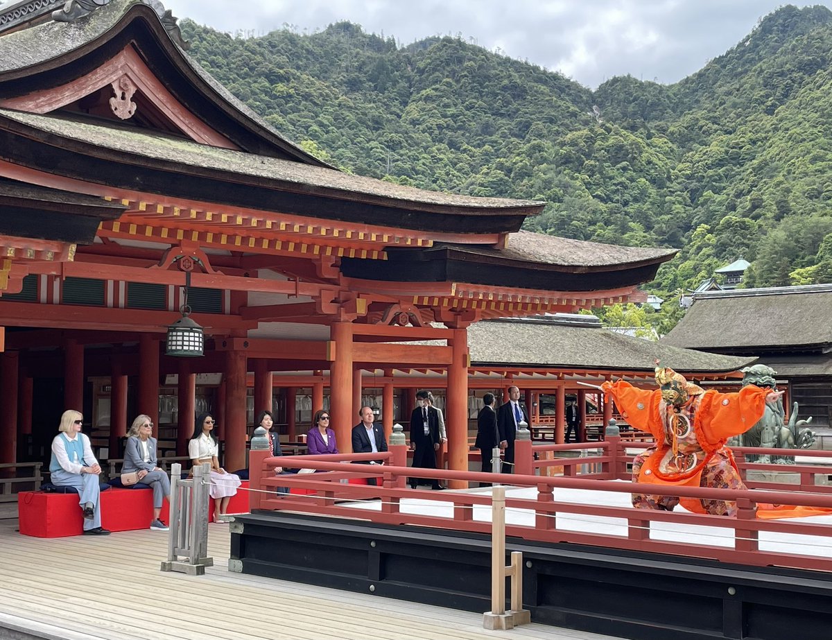 首脳のパートナープログラムの一環で、厳島神社の蘭陵王を鑑賞。
この写真を見せて、数百年前の要人が蘭陵王を見ていたときの景色と同じだと思いますよ、と申し上げたら、神社の建築のみならず、文化も自然もずっと変わらず守られてきたことを理解していただいたようでした。