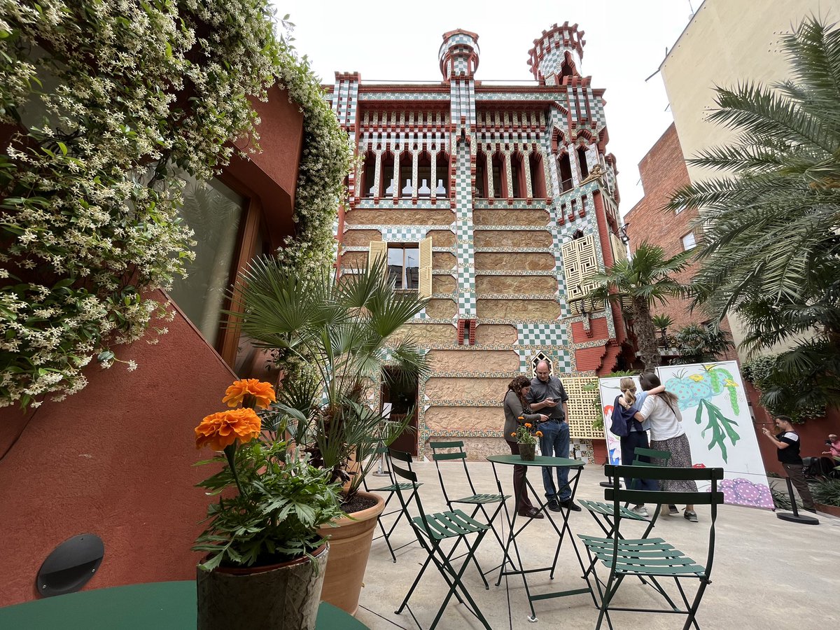singularia_blog's tweet photo. 🌺 Bonus extra: como buena casa de familia bon vivant, la @casa_vicens tiene dos regalos inesperados: una azotea paseable y un bar en el jardín.
😉 ¿Necesitas más razones para visitarla?
#VisitBarcelona | #BCNTB | #VistBCNTB | #EdificiosSingulares https://t.co/geWZemimnl