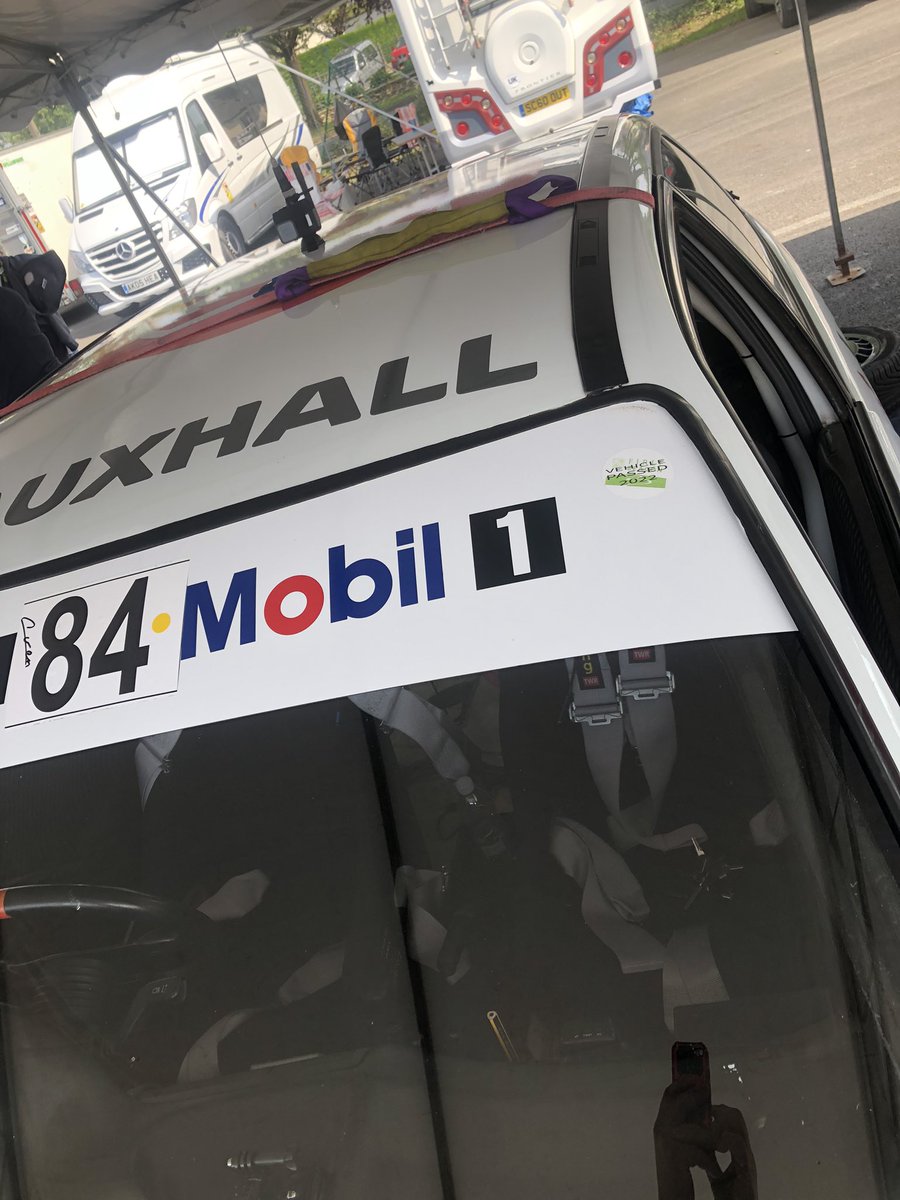 Erm, why would I need this ratchet strap around the roof ??? And there is no issue with the car ! 🤷‍♂️🇫🇷