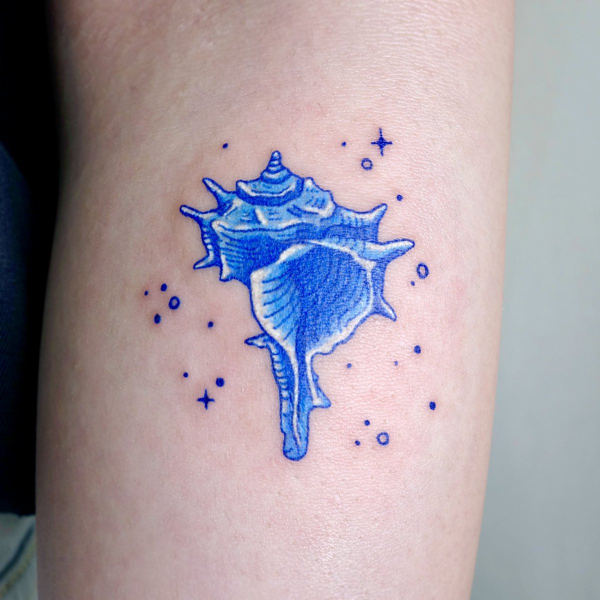 푸른색 소라를 팔에 새겨드렸습니다🐚
5월 예약 가능합니다💙 #타투 #효북타투
