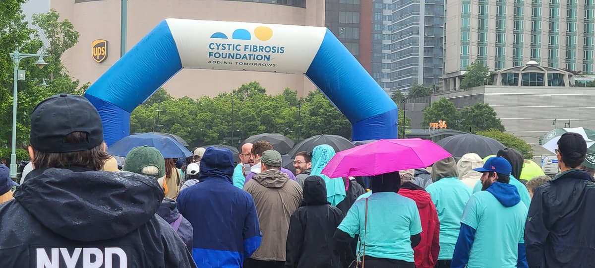 A little rain can't stop CF fighters from walking in Great Strides this morning! Thank you, @LonnieQuinnTV, as always, for being part of the #cysticfibrosis community! @CFF_GNYC #greatstrides @CF_Foundation @CBSNewYork #cfawareness