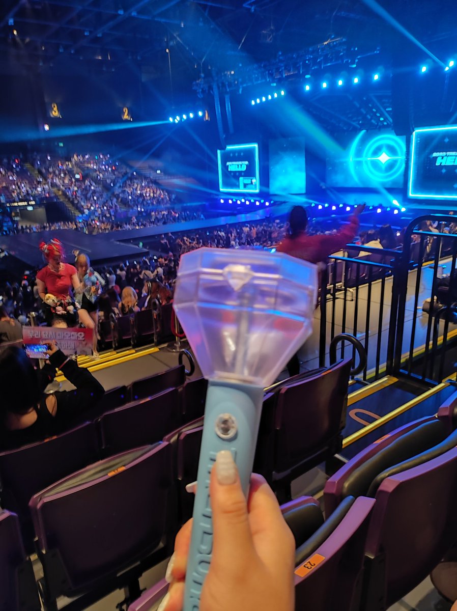 han_p_p_ying's tweet photo. 媽咪啊😭😭🤧我終於都等到啦🥹🤧
由上年online concert 到今年你哋真係開world tour 仲要有香港場
真係好開心囉🥹雖然少咗兩個人
但係希望你哋下次可以再嚟香港開concert 啦💎🩵

#TREASURE_HELLO_IN_HONGKONG 
#TREASUREINHONGKONG 
#treasure_hello_in_hk 
#TREASURE @ygtreasuremaker https://t.co/iVMLFFe42S