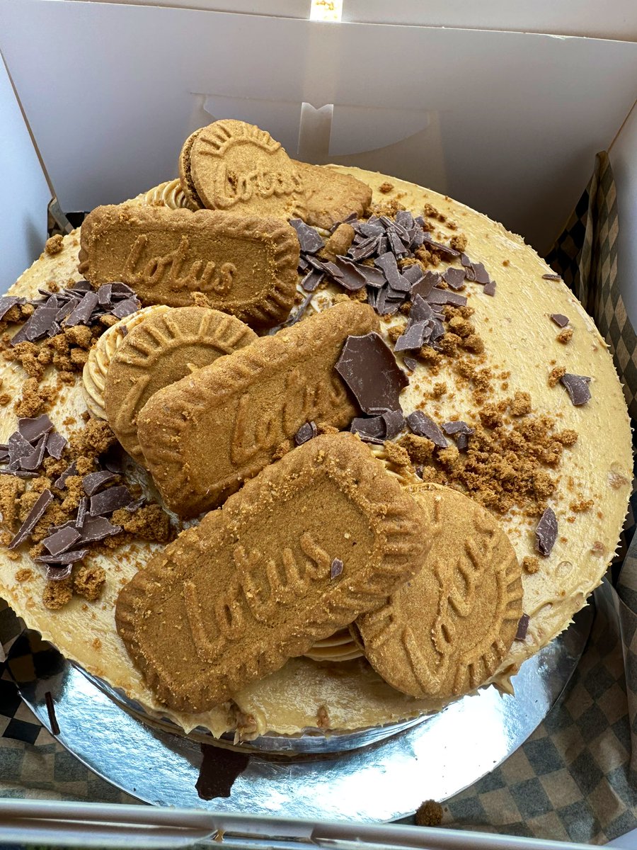 ktbxtr's tweet photo. Deliciousness courtesy of @dessertsbydre for my brother’s 30th birthday tomorrow 😍3️⃣0️⃣🎈 https://t.co/rPOOncz40q