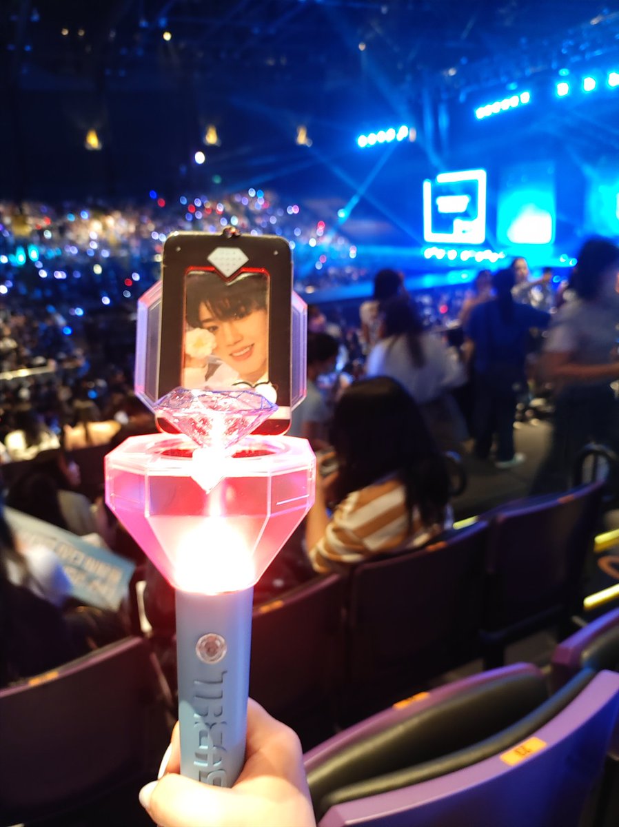 han_p_p_ying's tweet photo. 媽咪啊😭😭🤧我終於都等到啦🥹🤧
由上年online concert 到今年你哋真係開world tour 仲要有香港場
真係好開心囉🥹雖然少咗兩個人
但係希望你哋下次可以再嚟香港開concert 啦💎🩵

#TREASURE_HELLO_IN_HONGKONG 
#TREASUREINHONGKONG 
#treasure_hello_in_hk 
#TREASURE @ygtreasuremaker https://t.co/iVMLFFe42S