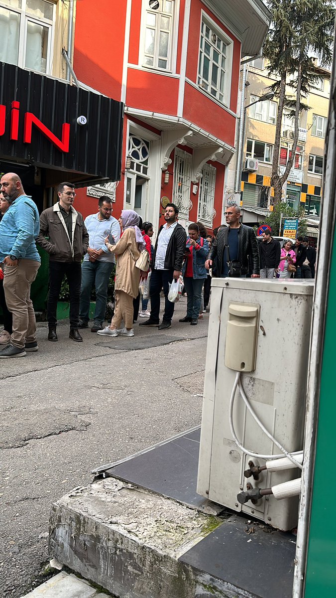 Bursa’da bugün iskendercilerde kuyruk sonu gözükmüyor. Bütün İstanbul Bursa’ya akmış