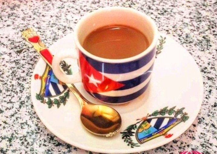 Cuando te levantes por la mañana, piensa en el precioso privilegio de estar vivo, de respirar, de pensar, de disfrutar, de amar.
Feliz Sábado.