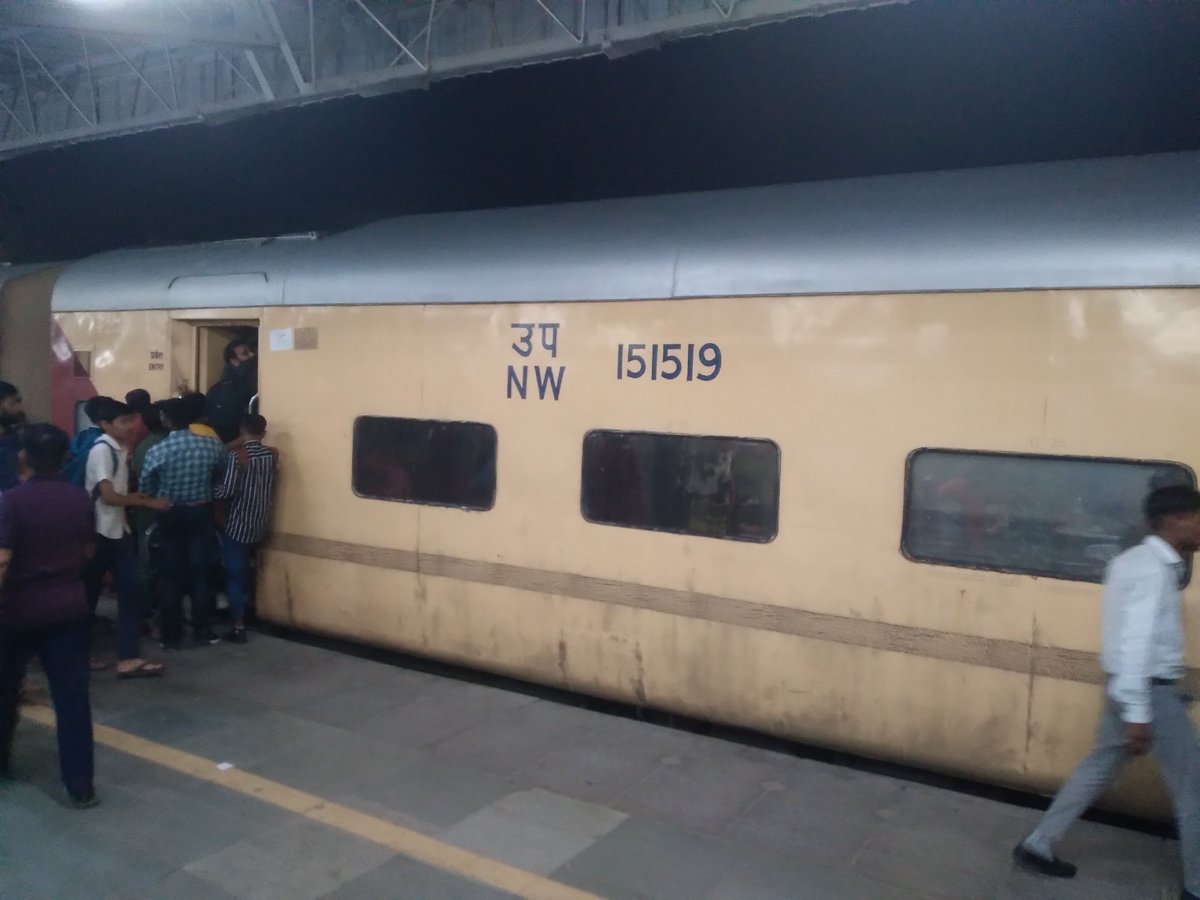 gauravmaroo's tweet photo. @RailwaySeva @IndianRailMedia @AshwiniVaishnaw  Real face of railway police management at Gurgaon railway station for train no.20473 chetak express ...3rd ac passengers were not able to board as local crowd blocked everything...no police no tc no help. Pnr 2461024684 https://t.co/icHIchfcTX