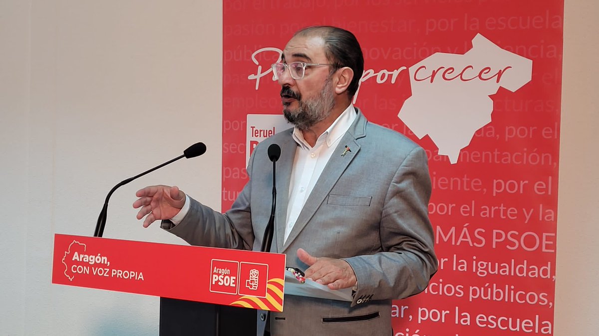 TeruelPSOE's tweet photo. #MitinCuencasMineras ♥️ @JLambanM: "En torno a la Ley de Dinamizaciión Rural han de girar las políticas del medio rural en la proóxima legislatura. Los grupos de acción local han de ser fundamentales para que la gente tenga apetencia por vivir en sus pueblos".

#VotaPSOE https://t.co/vkRB4mBCYs