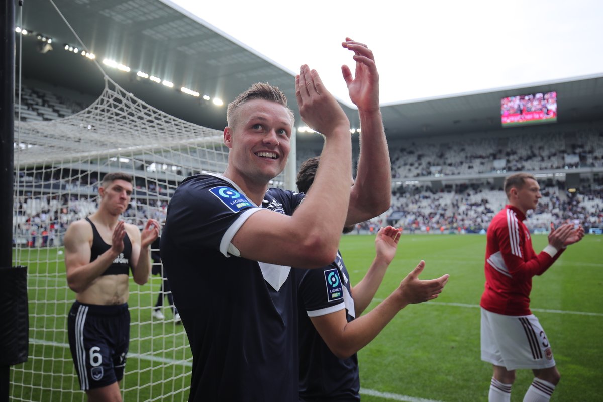 girondins's tweet photo. La joie des Marine et Blanc sur la pelouse ! (1/2)

3⃣-0⃣ #FCGBLAVAL https://t.co/45nyHWNjGN