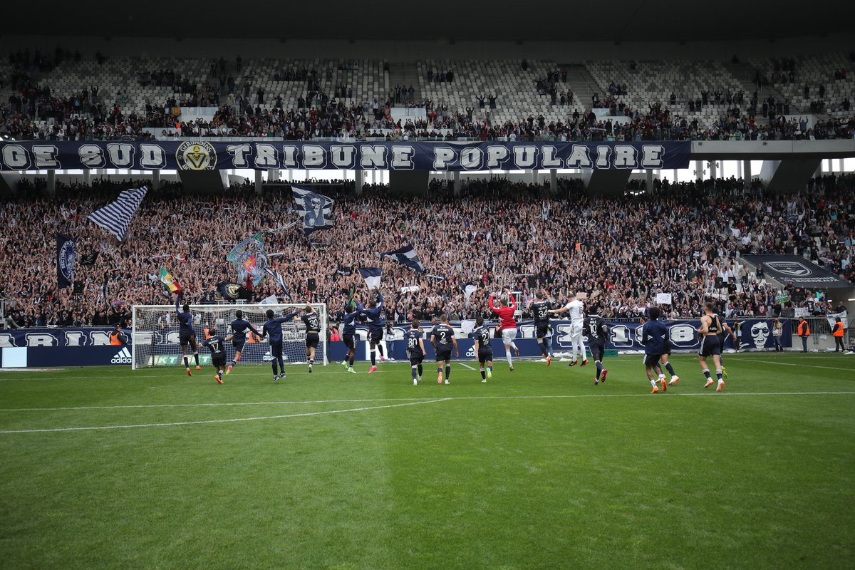 girondins's tweet photo. La joie des Marine et Blanc sur la pelouse ! (1/2)

3⃣-0⃣ #FCGBLAVAL https://t.co/45nyHWNjGN