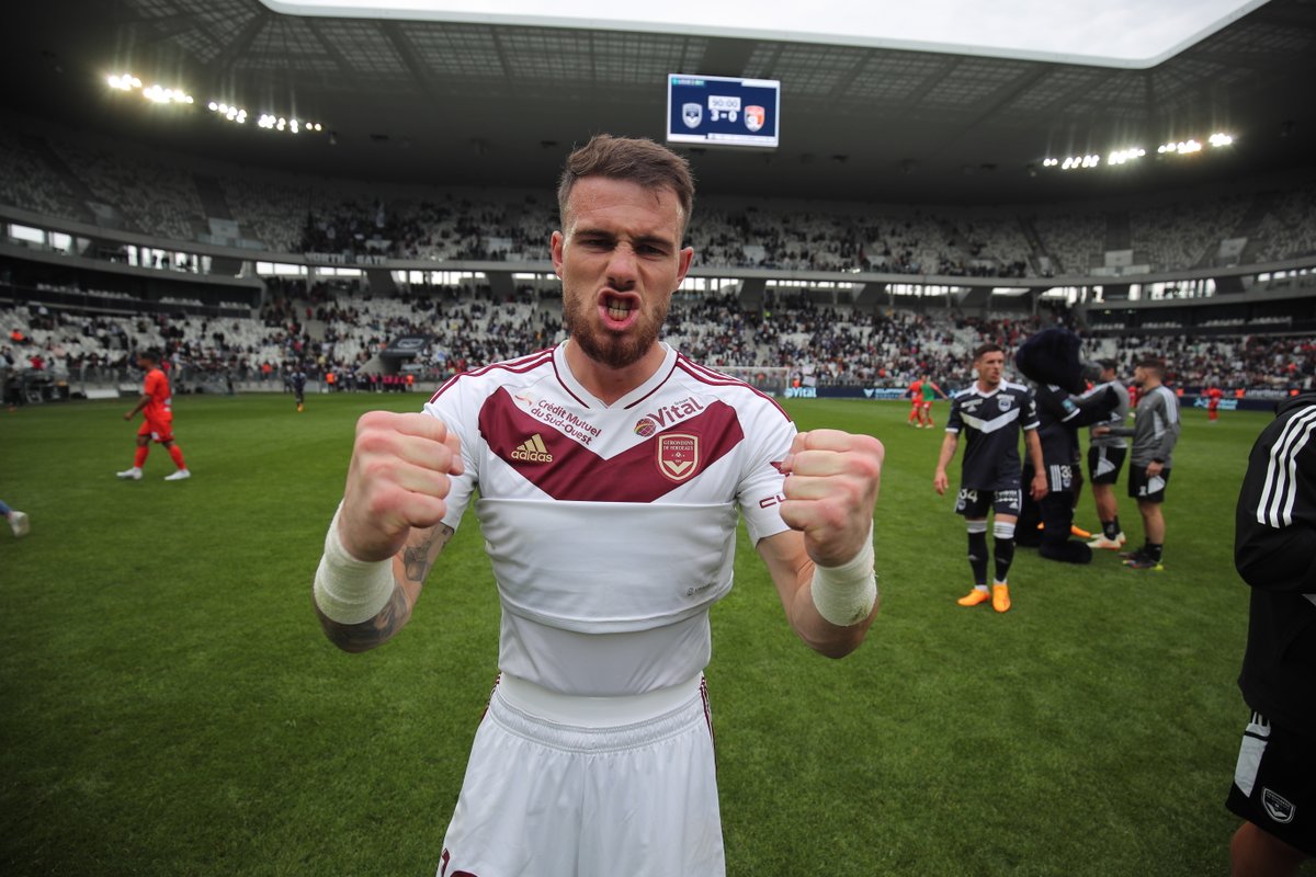 girondins's tweet photo. La joie des Marine et Blanc sur la pelouse ! (1/2)

3⃣-0⃣ #FCGBLAVAL https://t.co/45nyHWNjGN