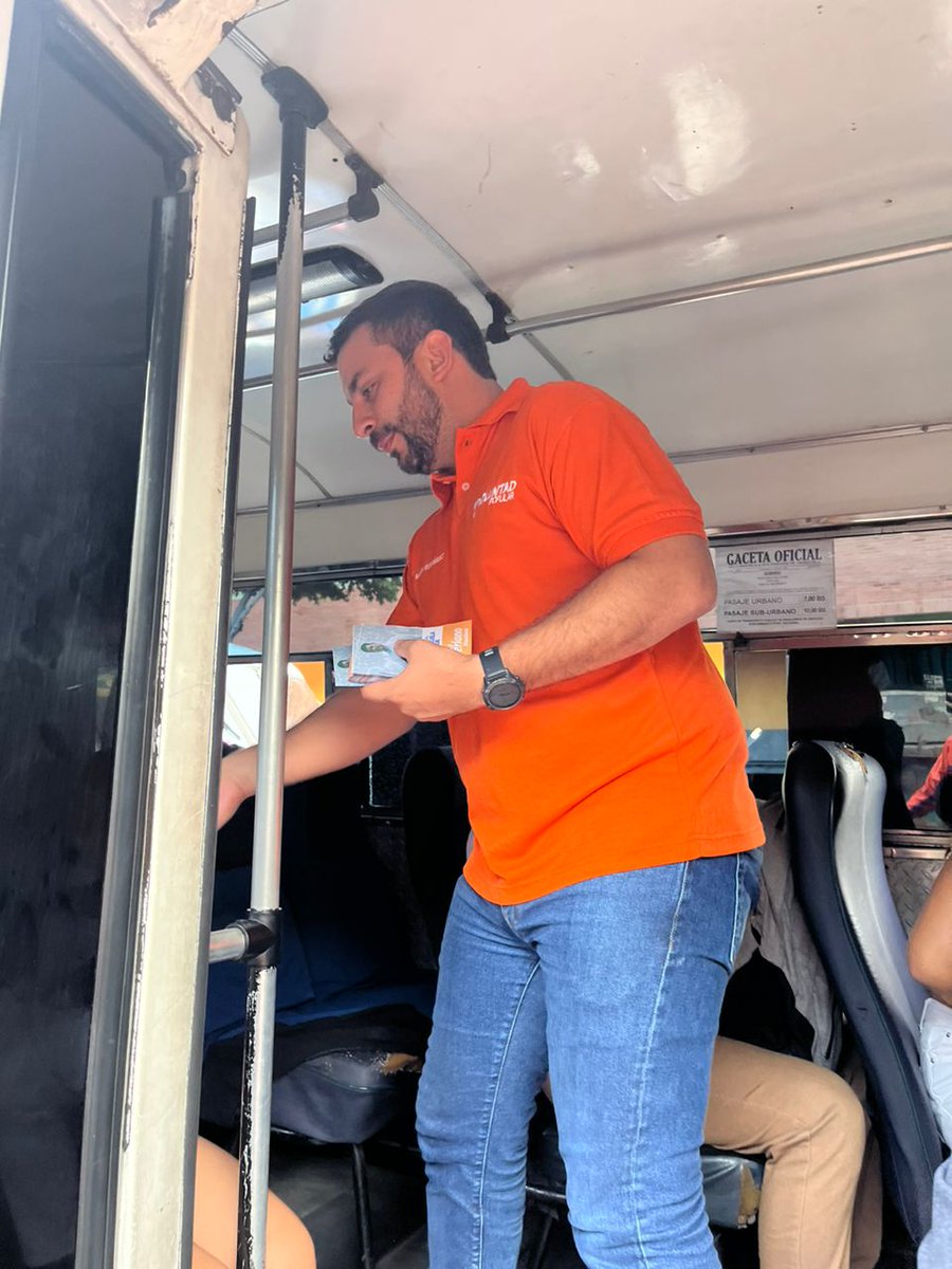 Desde Carabobo realizando un volanteo en la Av Lara. Informando y fomentando la participación en la Primaria. Apoyando a nuestro candidato <a href="/freddysuperlano/">Freddy Superlano</a> #SiBarinasPudoVzlaPuede