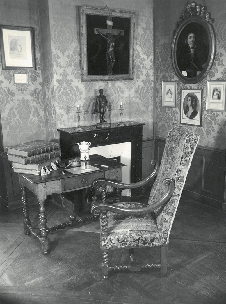 Balzac's study in Paris, ca 1960

#botd in 1799