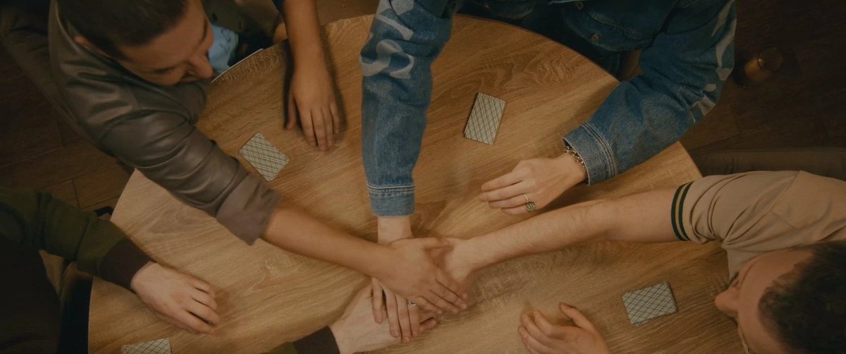 Пока чуть сумбурно, но глазу приятно и сердечку тепло.
Стол прошёл боевое крещение🤚💥

Ход с интервью хорош, вспоминается «Последний герой».
Надеюсь, до финала дойдёт вся четвёрка.. без сломанных носов и судеб))

4 составляющих успеха:
Азарт, Самодостаточность, Автономия, Дом ♥️