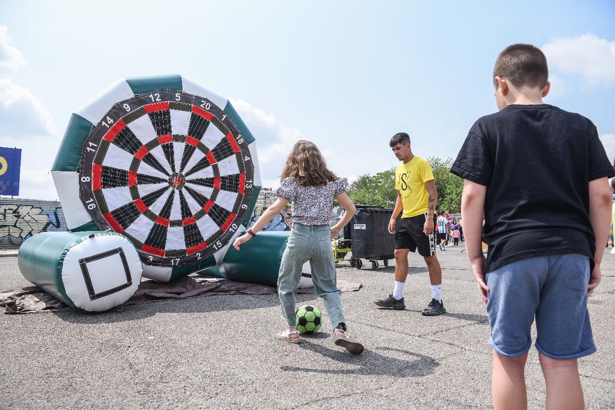 Ayto_Sevilla's tweet photo. ⛹🏻♀️🎯 ¡Hemos tenido un montón de actividades hoy en #CalleDeporte en Nervión-San Pablo! Competiciones, juegos, baile y hasta una fiesta de espuma para aliviar el calor. 🔝
👌🏼 Ocio saludable y en familia para crear buenos hábitos desde la infancia.
#SevillaesDeporte https://t.co/5W6XPPh9vJ
