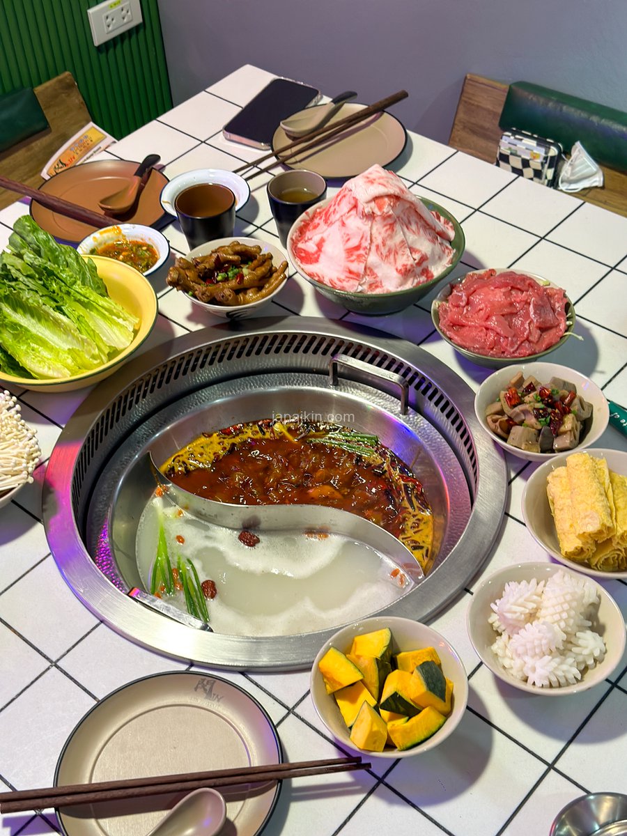 japaikin's tweet photo. หิวหมาล่าตอนดึก จะไปกิน LIN HOTPOT ปิดตี 3 อยู่ในตึก silom edge ชอบซุปที่นี่มว๊ากก หมาล่าเข้มข้นสุด เขาบอกว่าต้นตำรับจากเมืองฉงชิ่งเลยนะ เนื้อลายสวย คุณภาพดี ร้าน vibe ออกแนวจีนทันสมัยชิคๆ พี่พนง.ใจดีบริการเป็นเลิศ  @aroii #อร่อยไปแดก https://t.co/gw8jrKdZNt