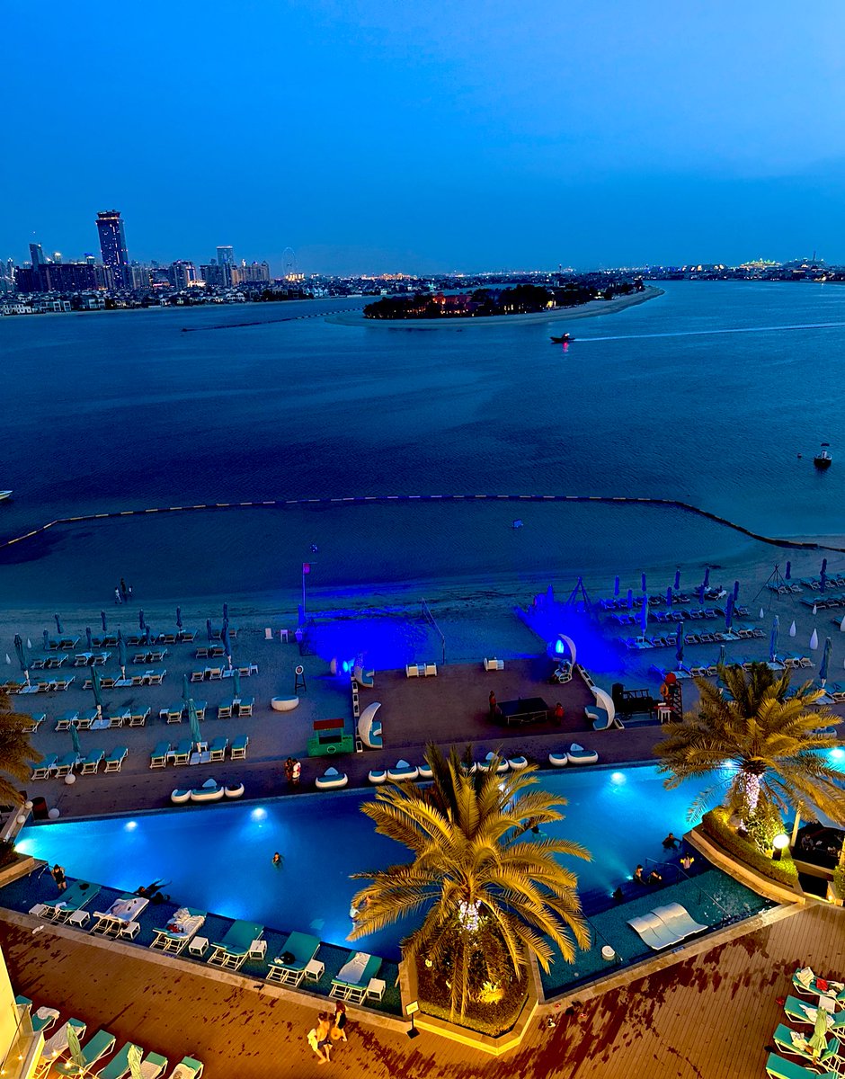 JosiahWay's tweet photo. Iβm gonna miss you #Dubai. Hurry, please, anyone please make me an offer I canβt refuse. You have 10 hours until I board my plane. Amazing city. Awesome people. The future is here. #AVTweeps #UAE #ProAV #IntegrateME #ThePalm #Jumeirah https://t.co/gy3mRv7KH4