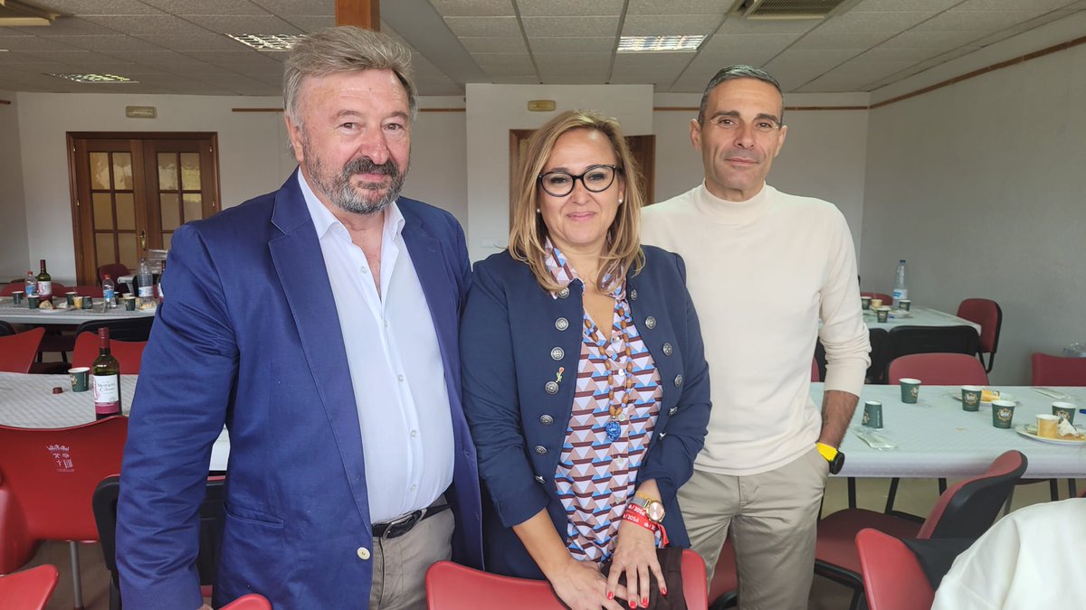 TeruelPSOE's tweet photo. 🌹✊nuestra secretaria general y candidata a las cortes junto con el presidente de la comarca y el candidato a la alcaldía de Utrillas. https://t.co/aA8Z3VhYVE