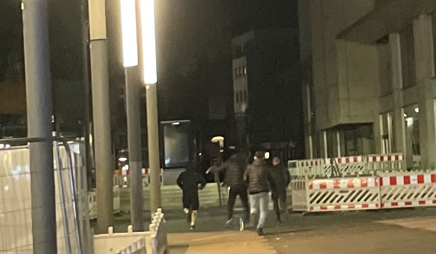 meanstreets_do's tweet photo. ++ Mehrere rechte Übergriffe auf der #Dortmund|er #Brückstraße in der Nacht auf den 20.5 ++

Da eh kein Verlass auf die Cops ist, findet ihr auf unserem Blog Informationen zu Teilen der Täter. Know your Enemy, die Rechten zu Boden! https://t.co/x4FvnTOya3 #nonazisdo #nonazis https://t.co/qutWjUcsS9