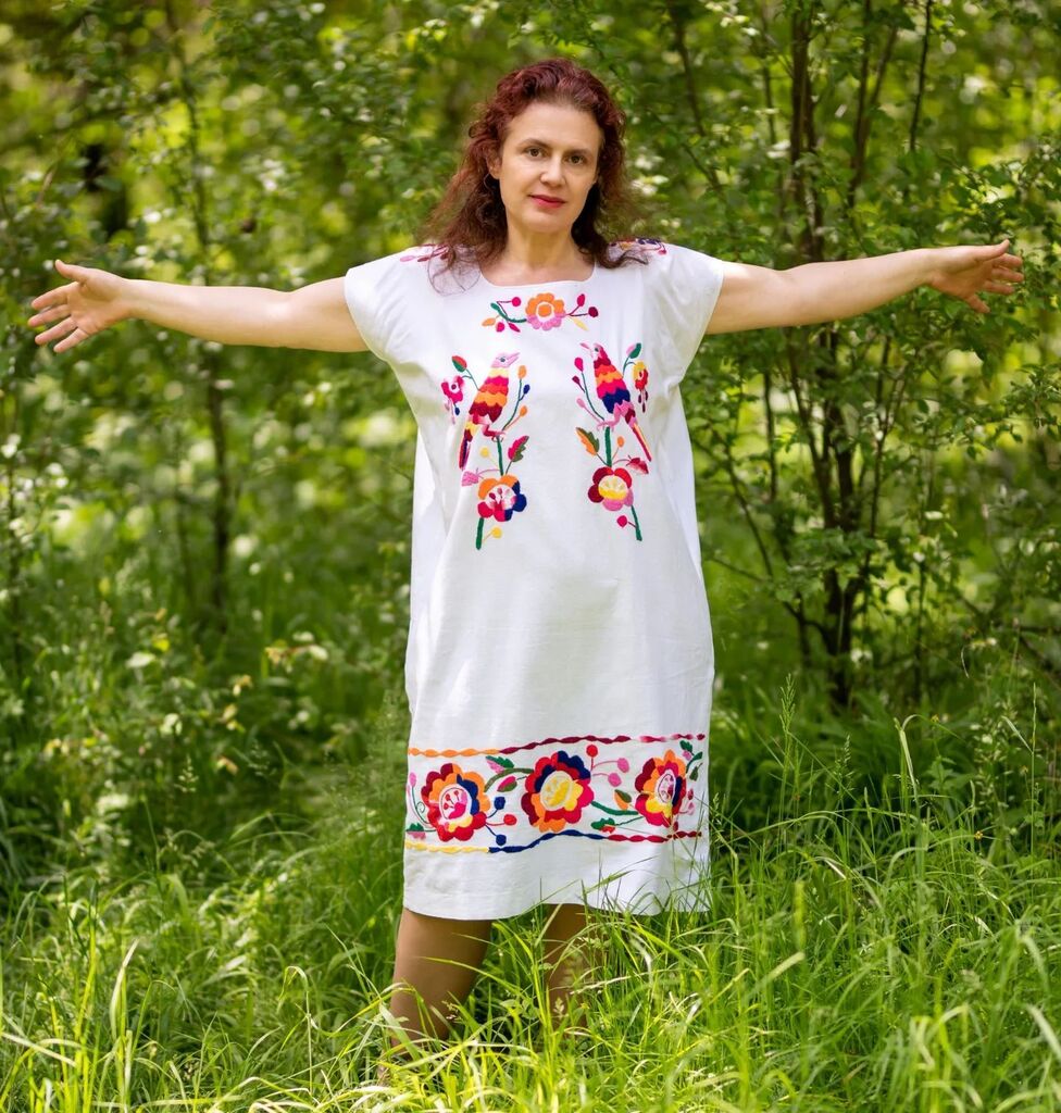 Fairy forest dance 🌸

White folk art dress with colourful ethnic hand embroidery.
100% cotton
Free size (can fit up to 2XL)
Just added to our shop - link in profile
.
.
.
#bohofashionstyle #bohohippiechicstyle #bohostyle #bohemian #bohemianhippie #bohohippiestyle #bohohippie…